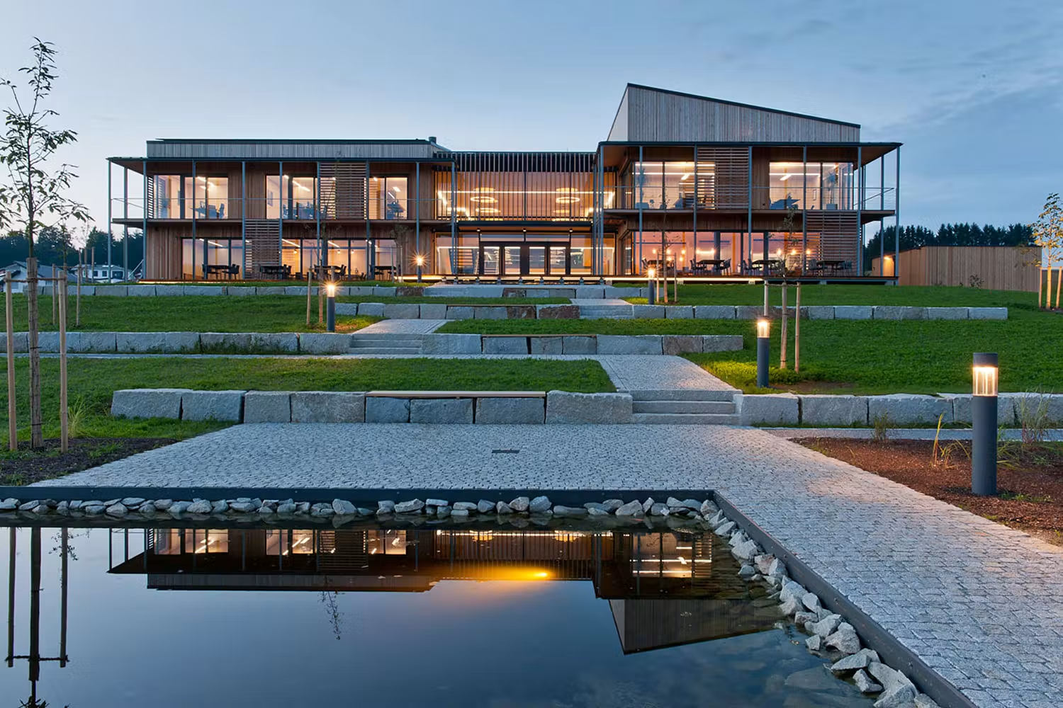 Bürogebäude in Waldkirchen am Abend